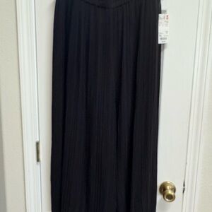 The Uniqlo Black Chiffon Pleated Skirt Pants in XL Midi